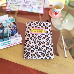 Protector impermeable para libros de salud para bebés con ilustración animal, fondo de leopardo, regalo de nacimiento de niña, impreso en Francia