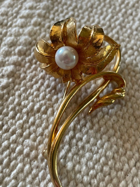 Vintage gold tone pearl flower brooch