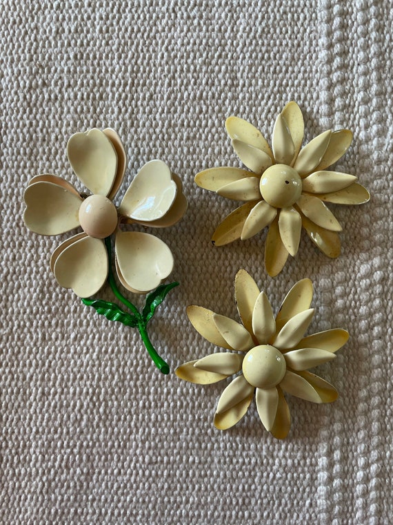 60s enamel flower pins Gem