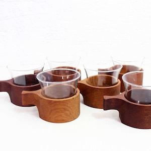 Set mit 6 Gläsern oder Tassen aus Glas und Teakholz