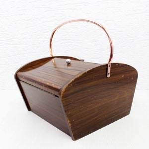 Pretty table worker in wood