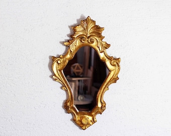 Miroir style Louis XV en bois et stuc doré, France 1960