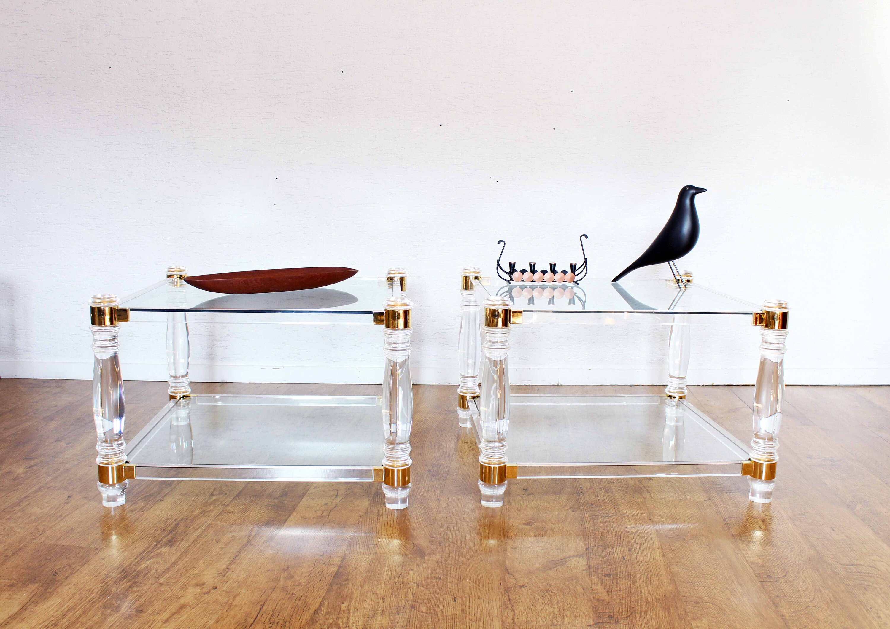Paire de Tables Basse, Bout Canapé Hollywood Regency en Plexiglas et Verre