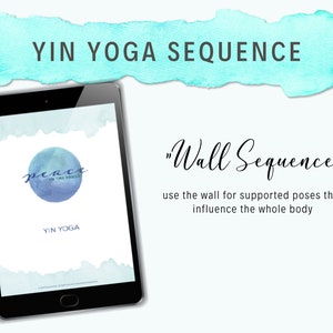 Peut inclure: Une tablette numérique affichant un motif aquarelle bleu et blanc avec le texte "peace in the pause" et "YIN YOGA". Le texte "YIN YOGA SEQUENCE" est affiché au-dessus de la tablette. Le texte "Wall Sequence" est affiché sous la tablette avec le texte "utiliser le mur pour des poses soutenues qui influencent tout le corps".