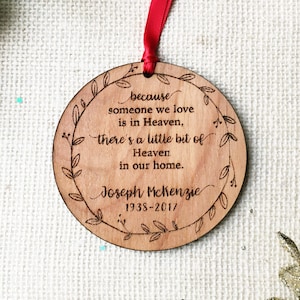 Heaven Personalized Christmas Ornament - Loss Remembrance Ornament - Debido a que alguien que amamos está en el Cielo hay un poco de Cielo en nuestro hogar