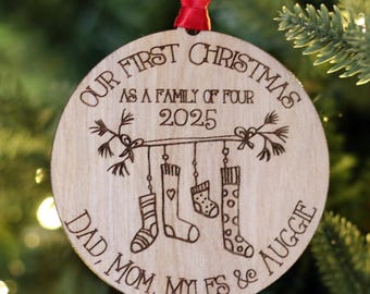 Nuestra primera Navidad en familia - Adorno navideño personalizado 2025 - 3, 4, 5 o 6 medias - Familia en crecimiento - Regalo de relleno de media por menos de 20