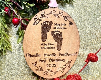 Première décoration de Noël personnalisée pour bébé avec pieds 2023 - Informations de naissance incluses - Style rustique - Cadeau en bois gravé au laser