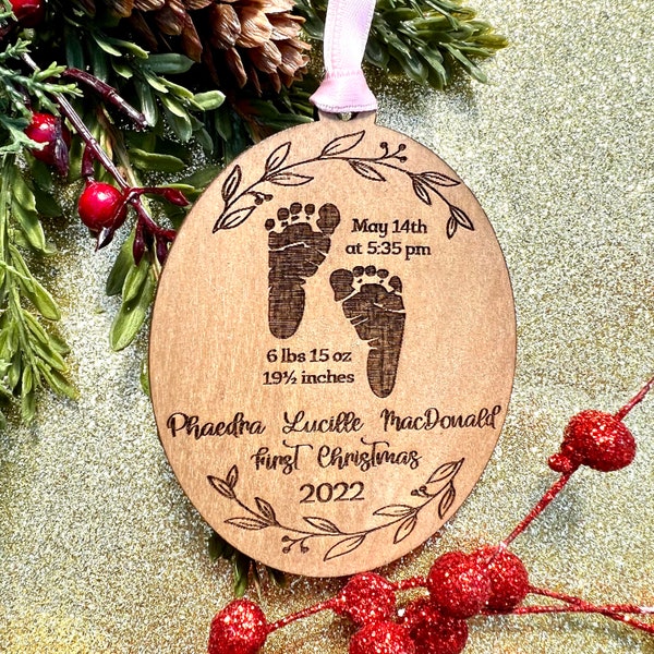 Gepersonaliseerde baby's eerste kerstornament met voeten 2023 - Inclusief geboortedetails - Rustieke stijl - Lasergegraveerd houten cadeau