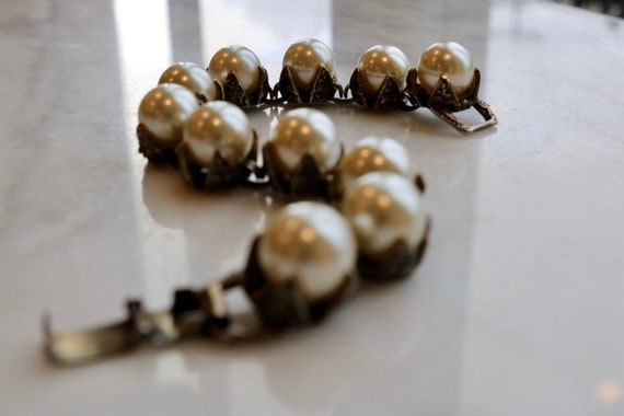Large faux pearl bracelet with ornate links setti… - image 7