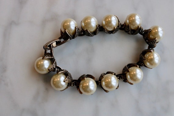 Large faux pearl bracelet with ornate links setti… - image 8