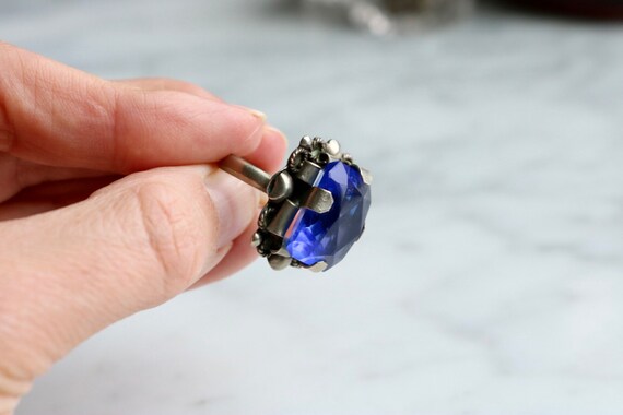 Brilliant blue vintage Art Deco statement ring - image 8