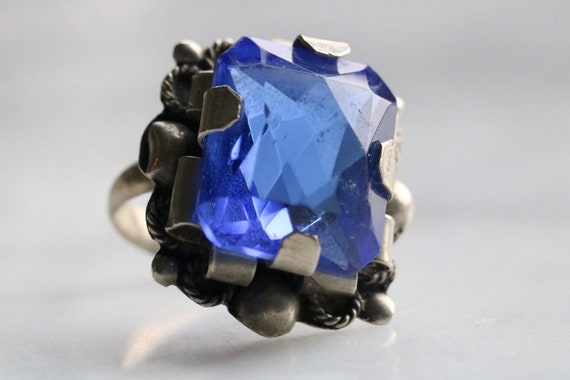 Brilliant blue vintage Art Deco statement ring - image 9