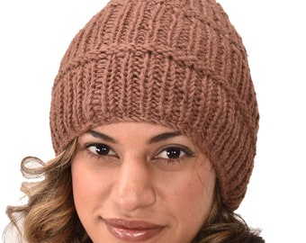 Può includere: Un berretto di lana marrone con un design semplice. Il berretto è realizzato in un materiale morbido e caldo, perfetto per tenere la testa al caldo in inverno.