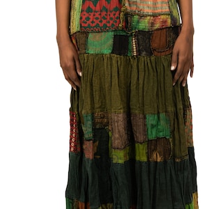 Puede incluir: Una falda larga de patchwork multicolor con base verde y cintura con cordón.