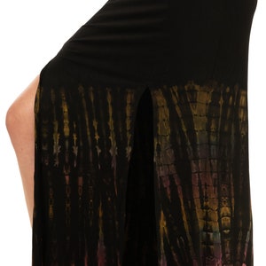 Può includere: Una gonna maxi nera con uno spacco laterale e un motivo tie-dye in tonalità rosa, verde e giallo.