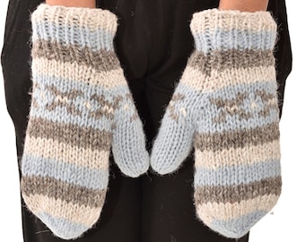 Puede incluir: Un par de guantes tejidos con un patrón a rayas en blanco, azul claro y gris. Los guantes tienen un diseño sencillo con un pequeño patrón de copo de nieve.