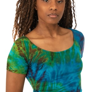 Top z krótkim rękawem i nadrukiem tie-dye