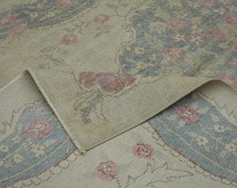 Alfombra Cottagecore con estampado floral descolorido, revestimiento de suelo de estilo rústico desgastado de 4,8 x 8,2 pies.