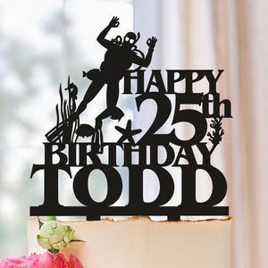 Könnte beinhalten: Schwarzer Silhouetten-Kuchentopper mit einem Taucher, den Worten "Happy 25th Birthday Todd" und Meeresdetails.