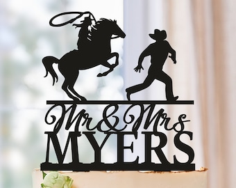 Peut inclure: Topper de gâteau en silhouette noire représentant un cowboy à cheval et un autre cowboy courant. Le topper indique "Mr. & Mrs. MYERS" en écriture cursive.