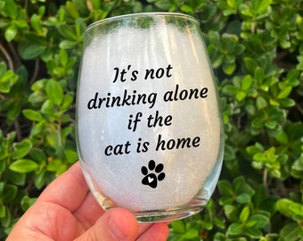 Cat mom gift for women,cat mom wine glass, Best Friends Birthday, Gift for cat mom, cat mom personalized, Mothers Day Gift, Gift for her