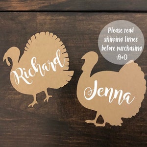 Puede incluir: Dos tarjetas de lugar de pavo de papel marr&oacute;n con los nombres Richard y Jenna escritos en letra cursiva blanca. Por favor, lea los tiempos de env&iacute;o antes de comprar -A+O