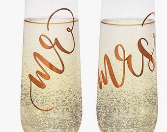 Set of 2 - Wedding Champagne Flutes, Mr and Mrs Personalized Champagne Glass, Wedding Toasting Flutes, Wedding Flute, Gift for Couples