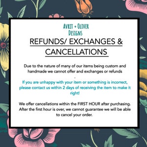 Puede incluir: Un gr&aacute;fico de texto en blanco y negro con las palabras "AVRIT + OLIVER DESIGNS" en la parte superior. El texto debajo dice "REFUNDS/ EXCHANGES & CANCELLATIONS". El texto contin&uacute;a con informaci&oacute;n sobre reembolsos, cambios y cancelaciones para art&iacute;culos personalizados y hechos a mano.