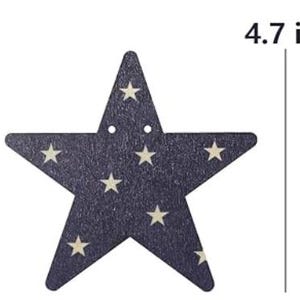 Peut inclure: Une d&eacute;coration en forme d'&eacute;toile bleu fonc&eacute; avec un motif de petites &eacute;toiles claires. Deux petits trous sont situ&eacute;s pr&egrave;s de la pointe sup&eacute;rieure pour la suspension. Une ligne verticale et le texte 4.7 in indiquent une hauteur de 11,9 cm.