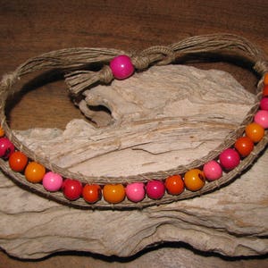 Collier court en graines d'açaï dans les tons rouge, orange et rose tissées dans la ficelle de lin lin image 2