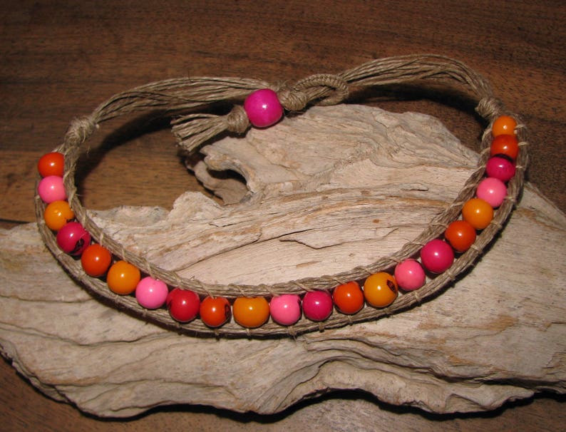 Collier court en graines d'açaï dans les tons rouge, orange et rose tissées dans la ficelle de lin lin image 2