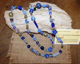 Sautoir, collier long "Métissage" sur ficelle de lin et perles variées dans les tons bleus.