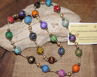 Sautoir, collier long en perles de bois peintes et vernies à la main sur ficelle de lin nouée.