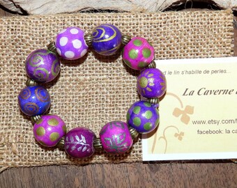 Bracelet bohème en perles de bois dans les tons fushias et violets peintes et vernies à la main