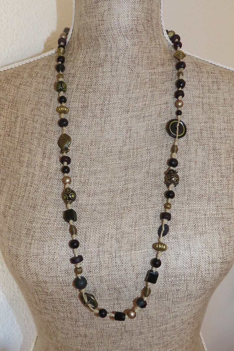 Sautoir, collier long Métissage sur ficelle de lin nouée et perles variées dans les tons noirs et bronze image 5