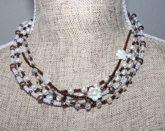 Collier court lin et  5 rangées de rocailles, perles de métal cuivre et perles blanches et nacrées.
