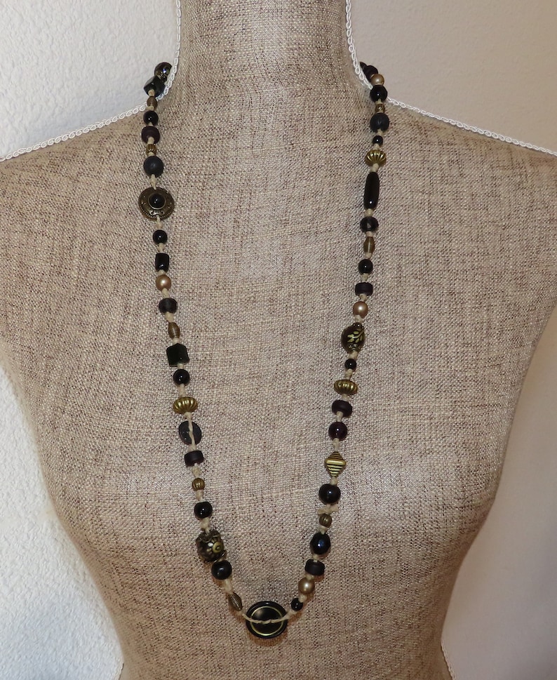 Sautoir, collier long Métissage sur ficelle de lin nouée et perles variées dans les tons noirs et bronze image 2