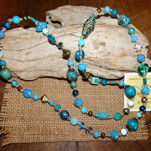 Sautoir, collier long "Métissage" sur ficelle de lin  et perles variées dans les tons bleu turquoise.