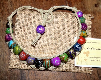 Short necklace in linen-woven hand-painted and varnished wooden beads