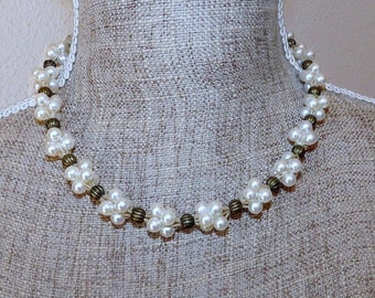 Collier en lin, petites perles bronze et perles nacrées blanches.