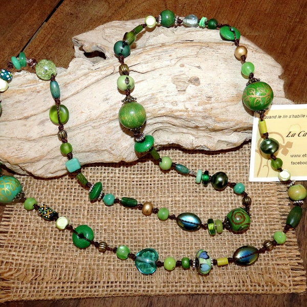 Sautoir, collier long "Métissage" sur ficelle de lin ciré et perles variées dans les tons verts.