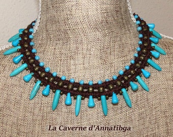 Collier court avec  gouttes en howlite turquoise et perles bronze  sur macramé de lin ciré marron.