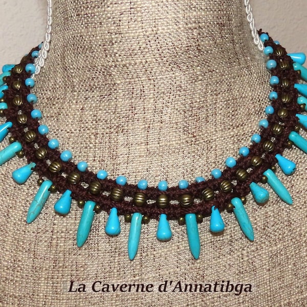 Collier court avec  gouttes en howlite turquoise et perles bronze  sur macramé de lin ciré marron.