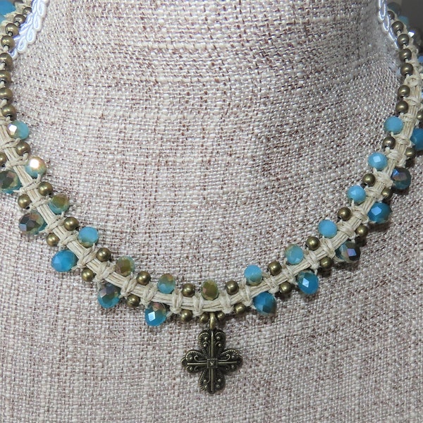 Collier "Mystique" en macramé de lin, perles bronzes et irisées "bleu d'eau" et pendentif croix couleur bronze