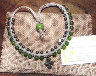 Collier "Mystique" en macramé de lin, perles bronzes et verre vert mousse et pendentif croix couleur bronze