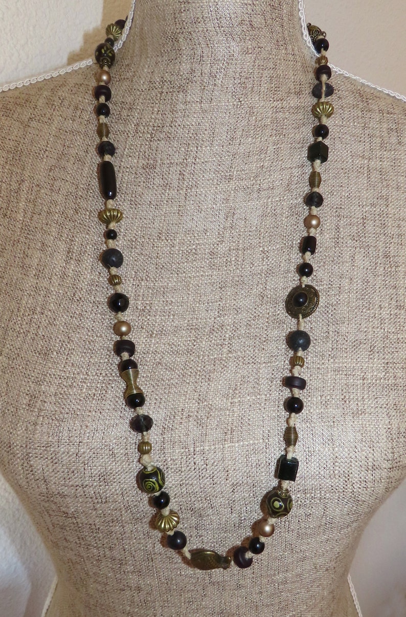 Sautoir, collier long Métissage sur ficelle de lin nouée et perles variées dans les tons noirs et bronze image 4