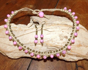 Parure collier court avec perles en  howlite rose et perles bronze sur macramé de lin et ses petites boucles d'oreilles.
