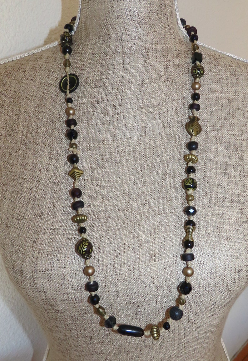 Sautoir, collier long Métissage sur ficelle de lin nouée et perles variées dans les tons noirs et bronze image 3