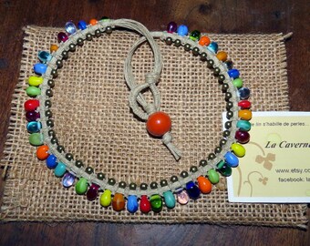 Short necklace in small multicolored drops and bronze beads on linen macramé