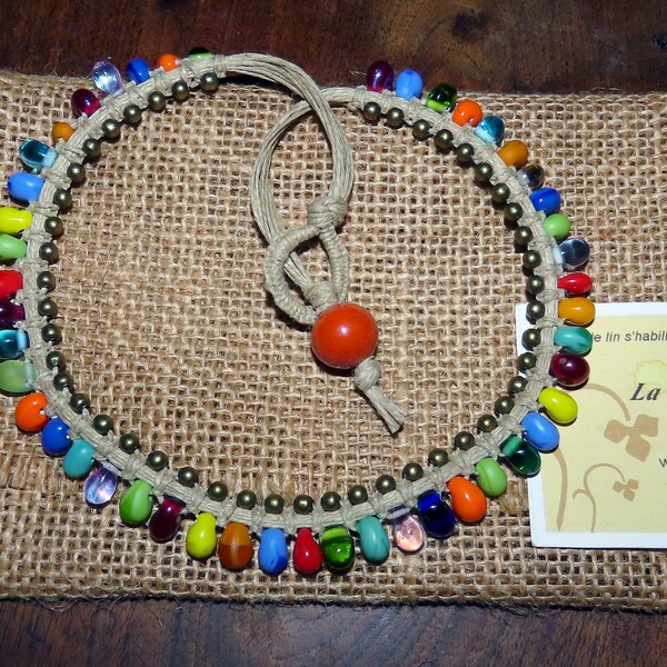 Collier court en petites gouttes multicolores et perles bronze sur macramé de lin